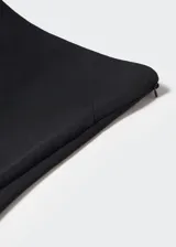 Vestido midi negro ajustado al cuerpo, sin mangas y escote recto.