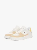 Zapatillas urbanas Tommy Hilfiger de corte bajo, color blanco con detalles en beige y amarillo. Presentan el logo de la marca en el lateral y están confeccionadas en piel, nailon y poliuretano.