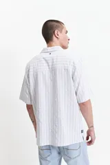 Camisa de manga corta a rayas con textura y fit regular.