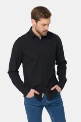 Camisa de lino blanca de manga larga, con bolsillo en el pecho con logo bordado y botones personalizados.