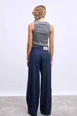 Remera sin mangas color topo, de corte ajustado al cuerpo y cuello redondo.