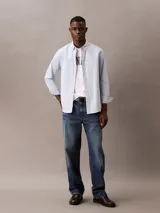 Camisa celeste de algodón Oxford con cuello abotonado, manga larga y logo bordado en el pecho.