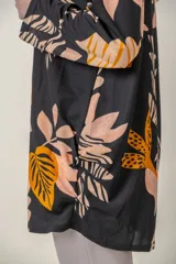 Blusa estampada de algodón, con cuello redondo y mangas tres cuartos, presenta drapeado en los costados.