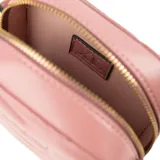 Bandolera mini color rosa de símil cuero acolchado con diseño de líneas horizontales. Tiene correa regulable con herrajes dorados, cierre superior y un bolsillo interno con cierre.