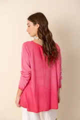 Sweater celeste de punto con escote en V y mangas largas.