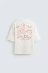 Sudadera color crudo de algodón con interior de rizo, corte boxy y manga corta. Estampado frontal y trasero con la leyenda "Fast Race Motorcycles Division".