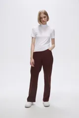 Remera blanca de viscosa con cuello alto y manga corta.