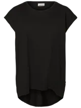 Remera básica negra de algodón orgánico con cuello redondo y mangas cortas.