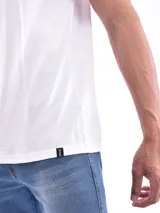 Remera blanca de corte slim fit y mangas cortas.