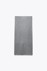 Falda midi gris de punto liso, con tiro alto, cintura elástica y abertura en la parte trasera.