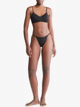 Corpiño negro Calvin Klein con escote en V, tirantes finos ajustables con logo de la marca, copas con relleno ligero sin aros y cierre trasero con broche.