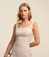 Blusa de poliéster texturizada color blanco, con escote cuadrado y breteles anchos.