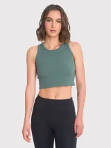 Top deportivo negro, corto, de tejido acanalado, sin mangas y con espalda deportiva.