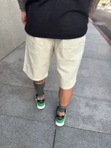 Bermuda color arena de corte amplio.