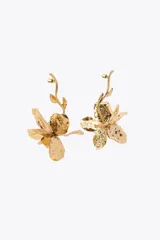 Par de aros colgantes dorados con forma de flor labrada en relieve. Cierre con tuerca.