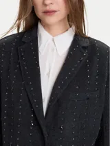 Blazer de mezcla de lana color gris oscuro, con apliques tipo joya en forma de puntos dispuestos en líneas verticales. Presenta solapas de muesca, cierre frontal de un solo botón y bolsillos de parche delanteros.