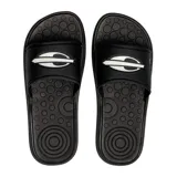 Sandalias tipo ojotas negras con base texturizada y tira ancha con logo blanco.