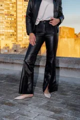 Pantalón de cuero ovino color azul, de corte ajustado y bota acampanada.