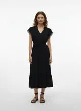 Vestido midi negro de tejido plano, con escote en V con cordones ajustables y mangas cortas con detalle de calado o puntilla. Presenta un lazo para ajustar a la cintura y falda con corte en capas que termina en un ruedo con volado.
