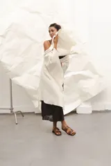 Capa color crudo confeccionada en tejido de lana con terminación desflecada.