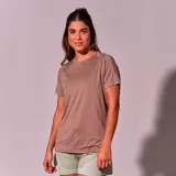 Remera deportiva marrón de poliéster, de corte holgado y mangas cortas.