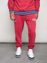 Pantalón de jogging azul con efecto lavado, puños ajustados y escudo del Club Nacional de Football bordado en la pierna izquierda.