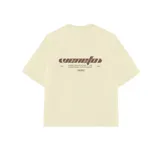 Remera color crema de algodón con estampado trasero en color marrón que incluye el texto "VENEFO" y "WHERE FEAR FLIPS INTO STYLE. STREET-BORN, FUTURE-BOUND. SK8 CULTURE".