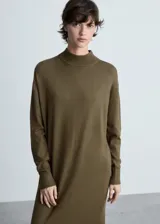 Vestido midi de punto fino color verde oliva, con cuello alto y manga larga.
