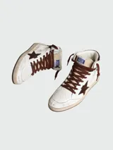 Botines de cuero blancos con detalles en marrón, cordones marrones y estrella marrón en el lateral.