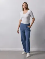 Pantalón celeste de tejido soft, corte wide leg y pretina ancha elastizada.