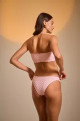 Bombacha de bikini tipo vedetina color marfil con textura de encaje.