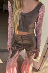 Pantalón de cuero negro con aplicaciones de encaje floral, tiro alto y corte oxford.