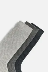Pack de tres pares de calcetines de algodón acanalados, en tonos gris oscuro, gris medio y gris claro.