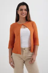 Cardigan tejido color naranja, con mangas 3/4 y cuello redondo con abertura en forma de gota.