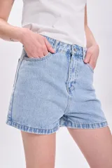 Short de jean de tiro alto, color celeste claro, con bolsillos delanteros y traseros.