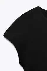 Camiseta negra corta de algodón y modal, con cuello redondo y mangas cortas. Corte slim fit.