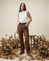 Pantalón de cuero vacuno color marrón, con forrería interna de satén y presillas fruncidas.