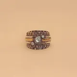 Anillo ancho de plata 925 martillada con detalles en oro y circonias incrustadas.