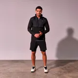 Short deportivo negro con calza interior ajustada.