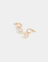 Aros dorados tipo argolla con dije colgante de frutilla transparente con apliques de mini perlas blancas.
