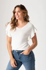 Remera blanca de viscosa con escote en V y mangas cortas con volados.
