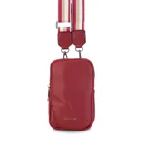 Phonebag color bordó con textura de cuero granulado, cierre superior, bolsillo trasero tipo sobre y correa regulable y desmontable de galón a rayas en tonos beige, blanco y bordó.