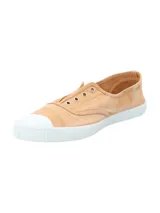 Zapatillas de lona color arcilla para mujer, modelo Greece. Confeccionadas en algodón orgánico con puntera reforzada de goma blanca y suela de caucho natural. Cuentan con un sistema de ajuste elástico sin cordones y ojalillos metálicos decorativos.