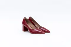 Zapato de tacón color beige, de cuero charol, con punta fina y taco cuadrado.