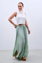 Pantalón verde agua de fibrana, corte palazzo, con cintura elastizada y cordón ajustable.