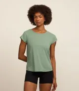 Remera lila de microfibra con escote redondo y mangas cortas.