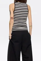 Top ajustado de algodón a rayas horizontales blancas y negras, con cuello redondo y logo bordado en el pecho.