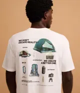 Remera blanca de corte relajado, cuello redondo y manga corta. Presenta un pequeño estampado con íconos de camping en el frente y la frase "We Don't Escape Reality" en la espalda.
