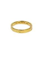 Anillo de oro con superficie texturizada y grabado interno.