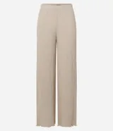 Pantalón largo color beige, de poliéster texturizado, con cintura elástica y bolsillos laterales.